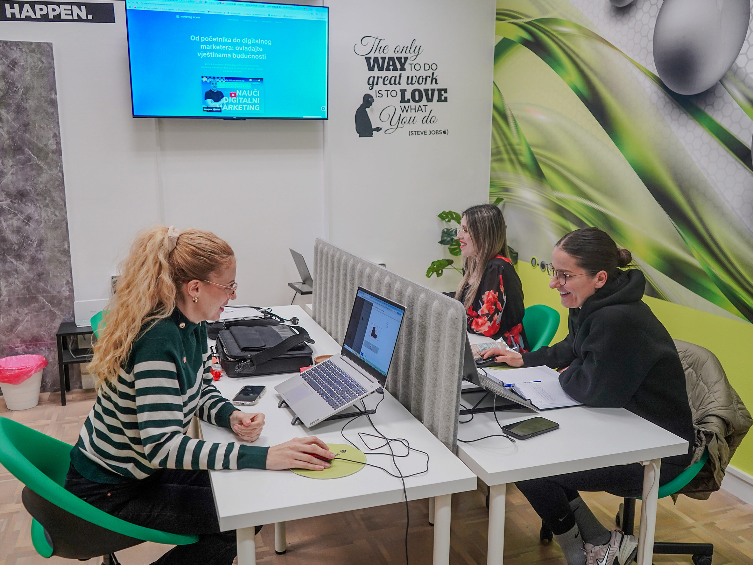 Polaznici na digitalni marketing tečaju tijekom praktične edukacije i rada na računalima